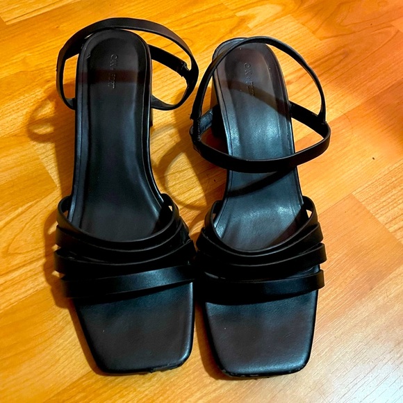 Size 8 Black Strappy Square Open Toe Low Heeled Sandal - Picture 2 of 9